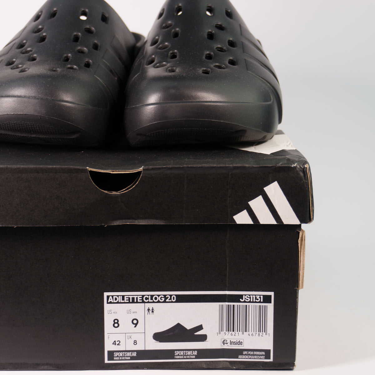 Тапочки Adidas Adilette Clog 2.0 на чорній коробці Adidas Sportswear з етикеткою JS1131