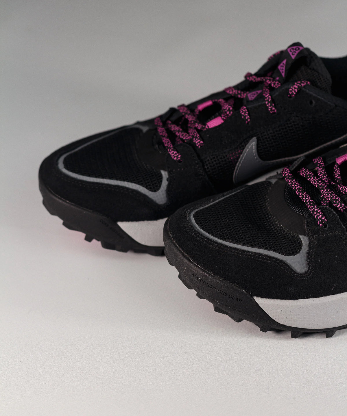 Nike ACG Lowcate Black & Pink