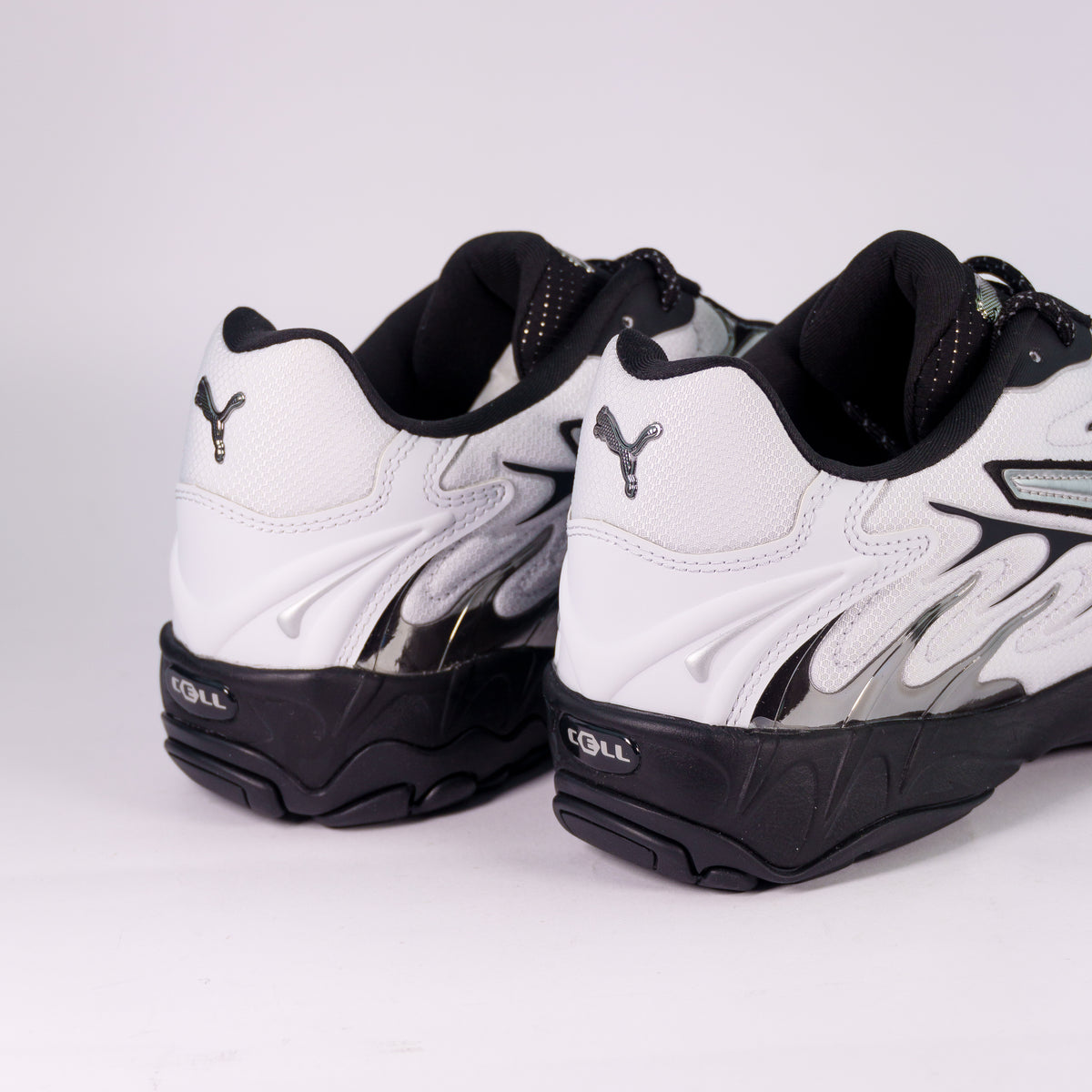 Puma Inhale Smile Silver Mist White — вид ззаду на пару: п'ятка з логотипом Puma, хромовані вставки і чорна підошва з капсулою Cell