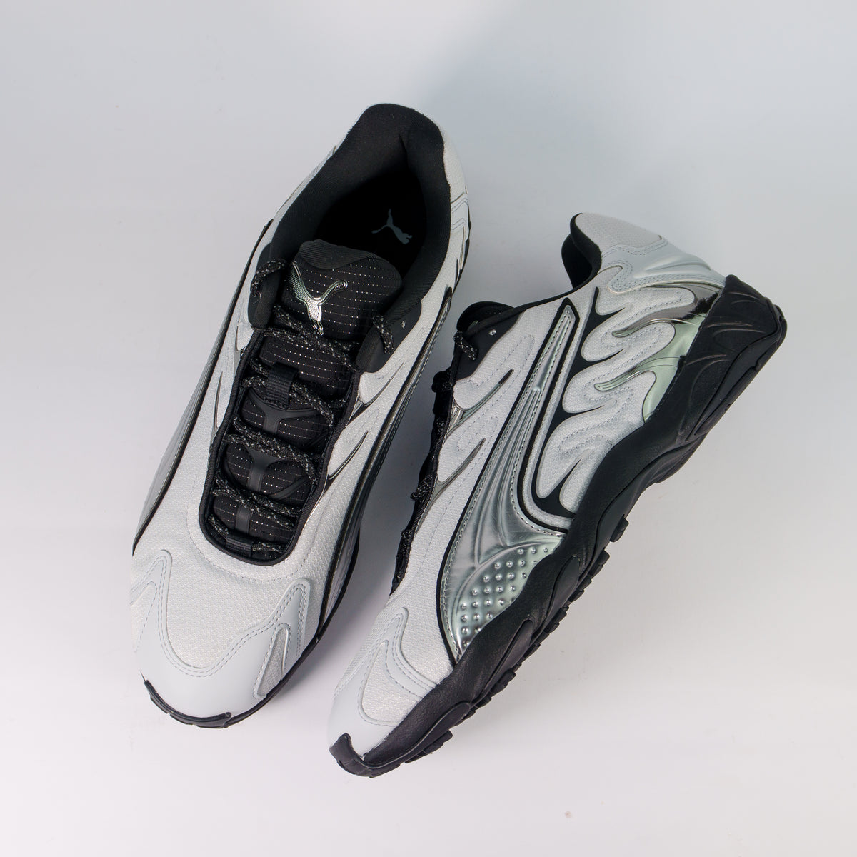 Пара Puma Inhale Smile Silver Mist White згори: чорні світловідбивні шнурки, язичок з металевим логотипом Puma