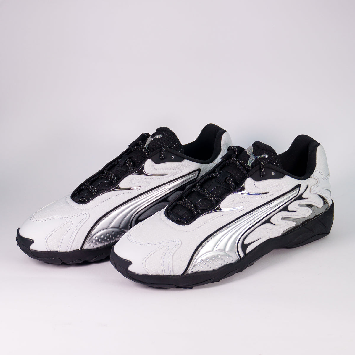 Кросівки Puma Inhale Smile Silver Mist White в парі — вид три чверті спереду на білий верх зі сріблом