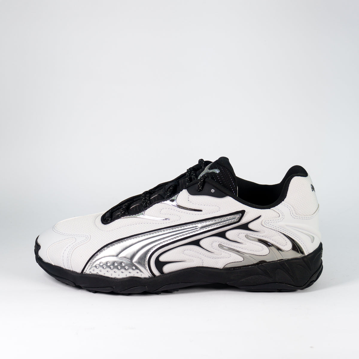 Puma Inhale Smile Silver Mist White — бічний профіль правого кросівка на чорній підошві