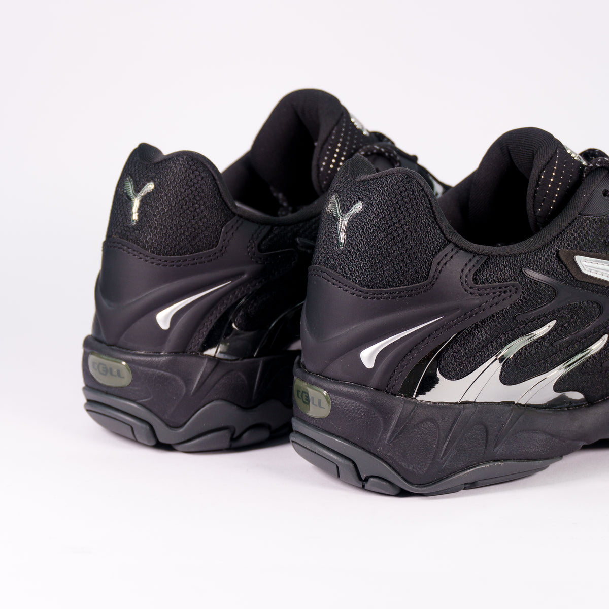 Puma Inhale Smile Silver Black — вид ззаду на пару: чорна п'ятка з логотипом Puma і хромовані полум'яні накладки
