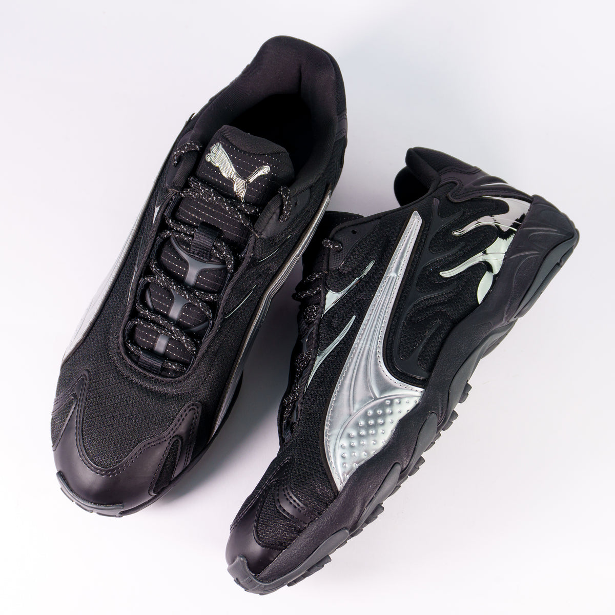 Пара Puma Inhale Smile Silver Black згори: чорна сітка, срібний Formstrip і чорні шнурки зі світловідбивною ниткою