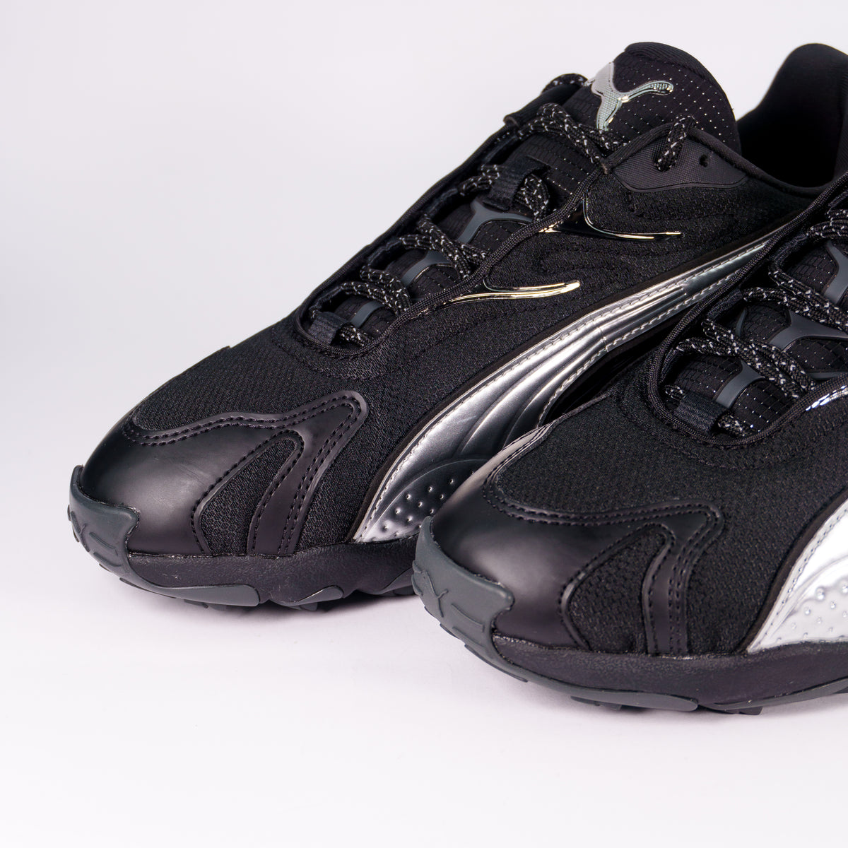Носки Puma Inhale Smile Silver Black крупним планом: чорна шкіра, сітка і дзеркальна смуга Formstrip