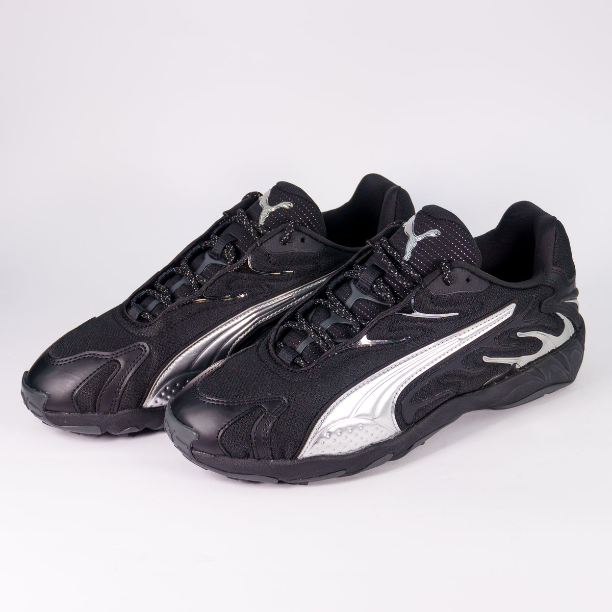 Чорні кросівки Puma Inhale Smile Silver Black в парі — вид три чверті спереду