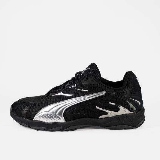 Puma Inhale Smile Silver Black — бічний профіль: чорний верх, срібний Formstrip і хромовані вставки на п'яті