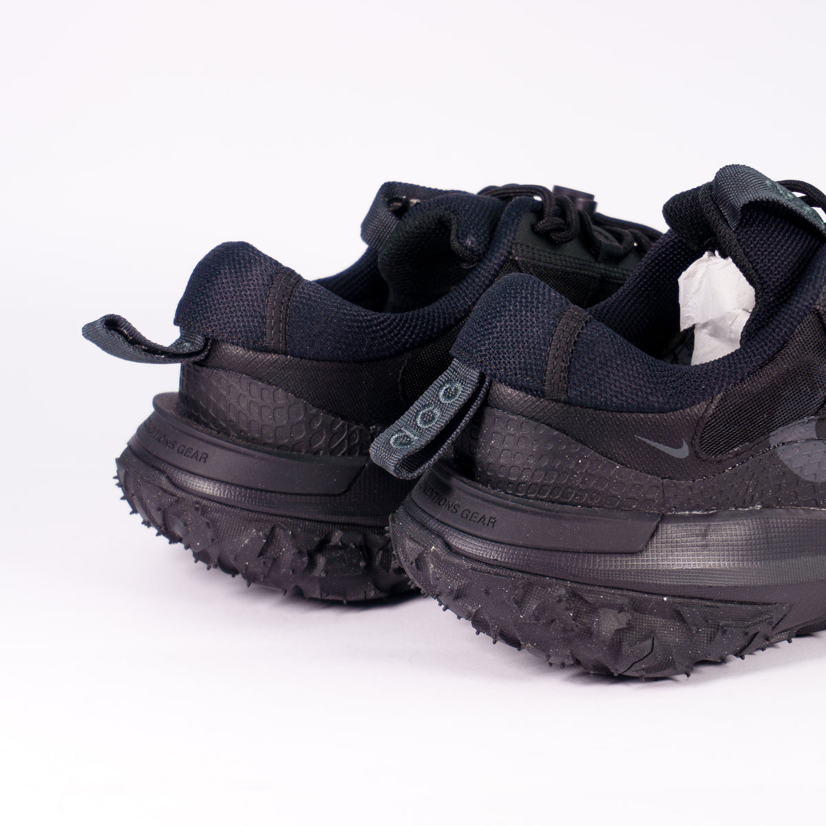 Nike ACG Mountain Fly 2 Low Full Black — вид ззаду: петлі-язички з логотипом ACG і шипована підошва