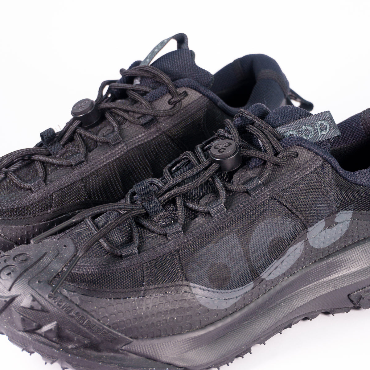 Верх Nike ACG Mountain Fly 2 Low крупним планом: чорна сітка, фіксатор швидкої шнурівки і принт ACG