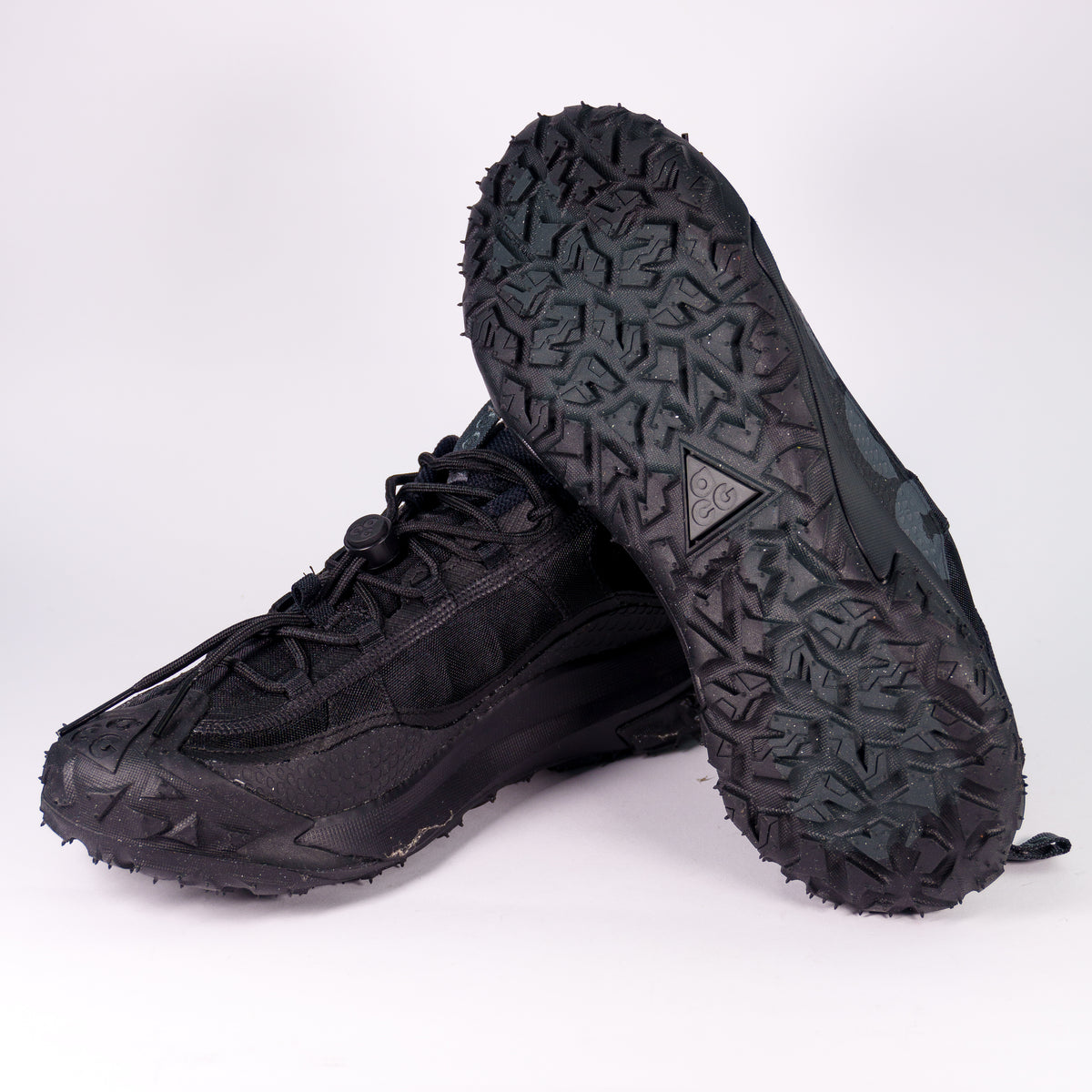 Трекінгова підошва Nike ACG Mountain Fly 2 Low Full Black і кросівок збоку зі швидкою шнурівкою