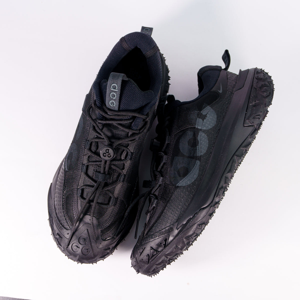 Пара Nike ACG Mountain Fly 2 Low Full Black згори: шнурівка з фіксатором і великий логотип ACG на боковині