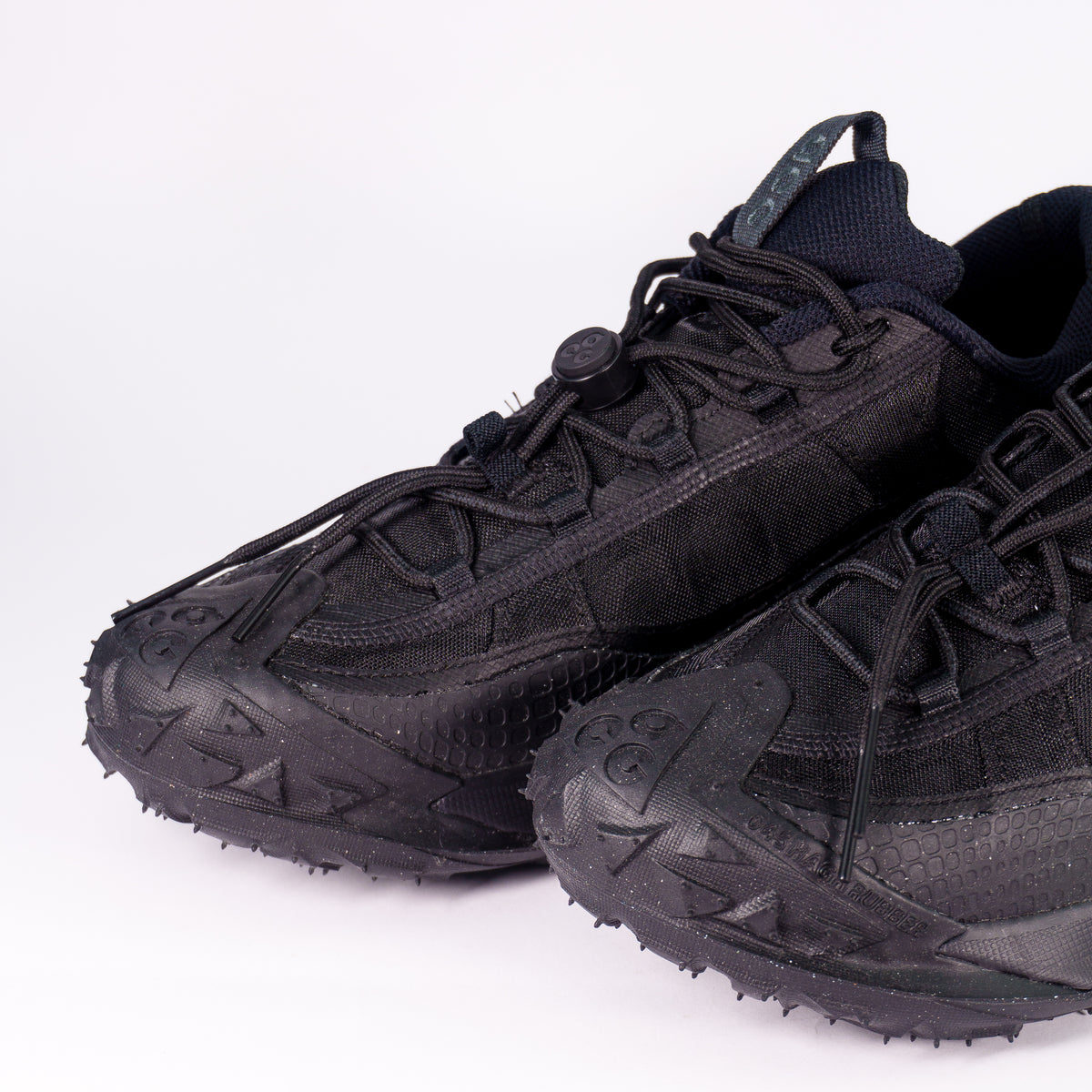 Носки Nike ACG Mountain Fly 2 Low крупним планом: захисний гумовий рант із шипами