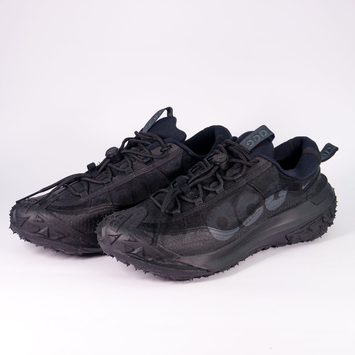 Чорні трейлові кросівки Nike ACG Mountain Fly 2 Low в парі — вид три чверті спереду
