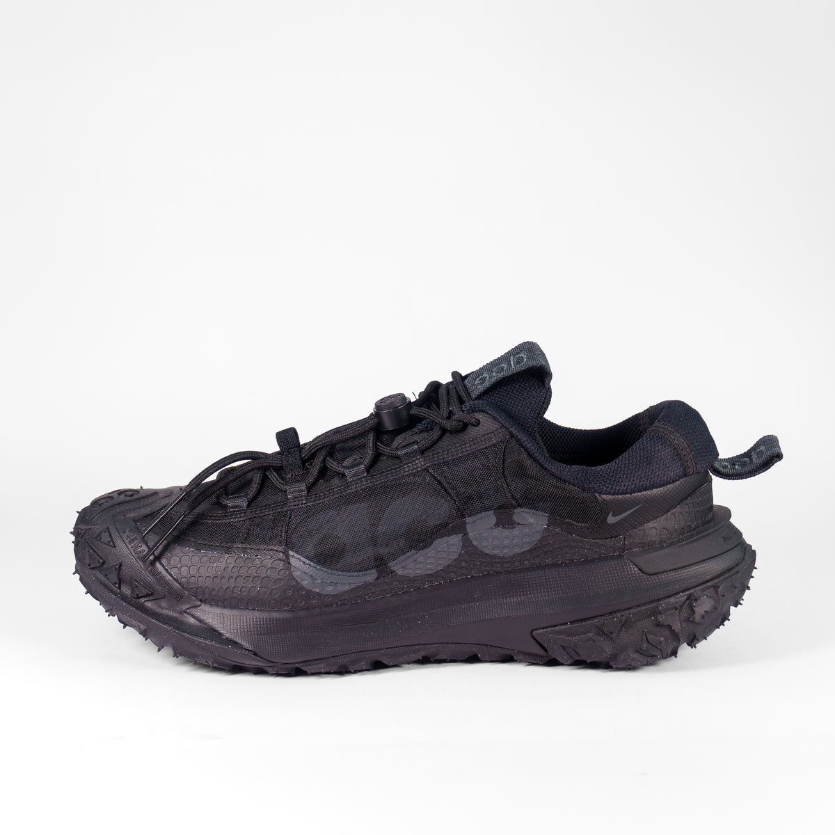 Nike ACG Mountain Fly 2 Low Full Black — бічний профіль з тонованим логотипом ACG і Swoosh