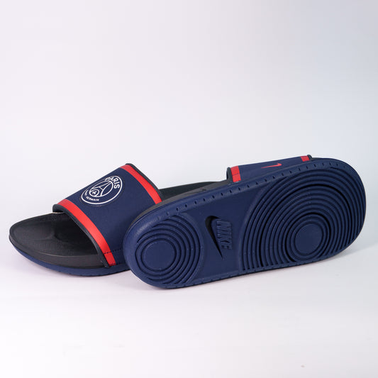 Тапочки Nike Paris Saint-Germain Offcourt Slide Blue — вид збоку та темно-синя рифлена підошва з лого Nike