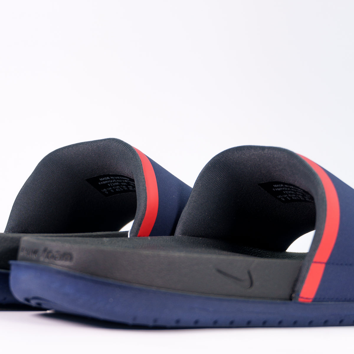 Nike Offcourt Slide PSG крупним планом: м'яка ремінна частина з червоною смугою і підошва Revive Foam