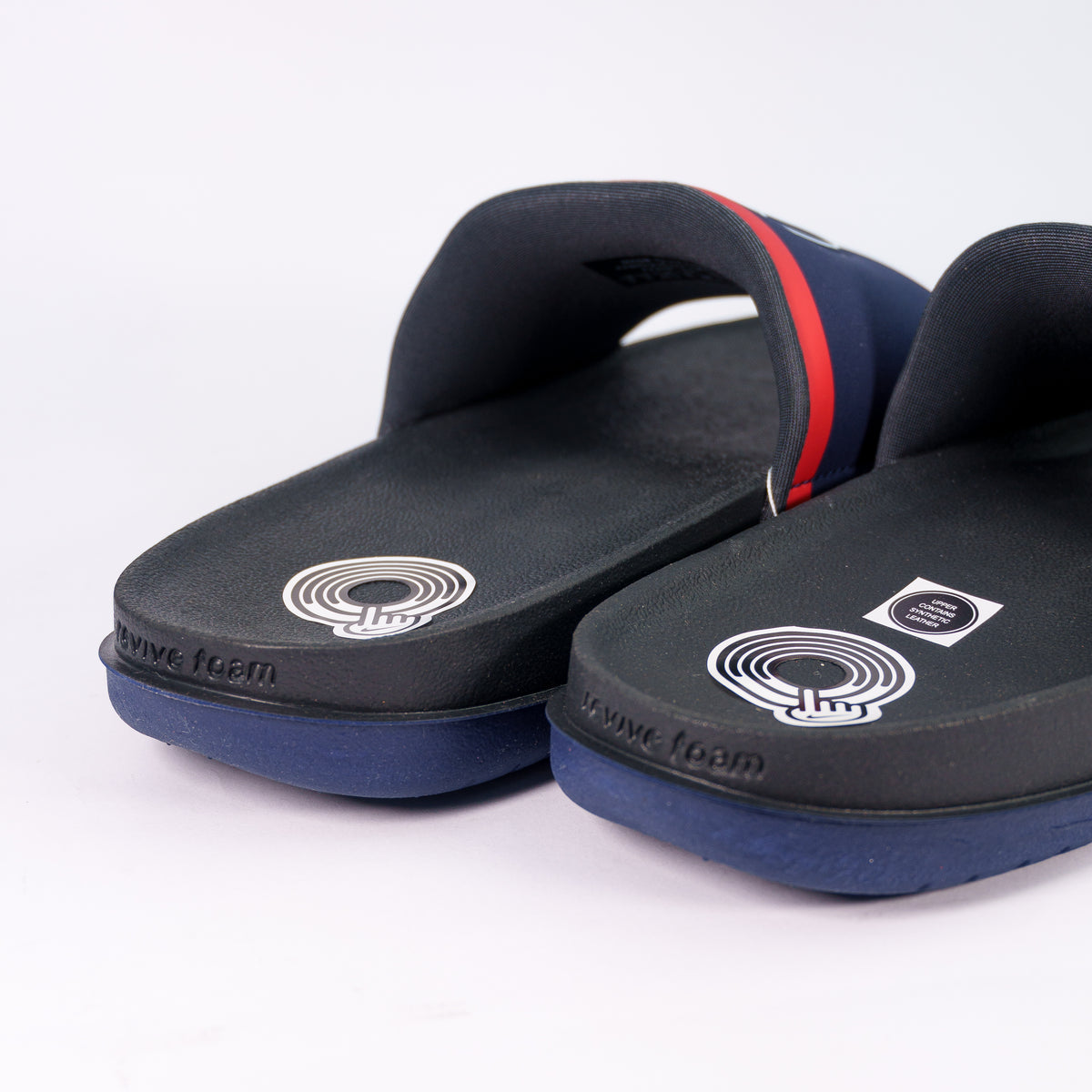 Чорна рельєфна устілка Nike Offcourt Slide PSG з символом 8 і написом Revive Foam — вид ззаду