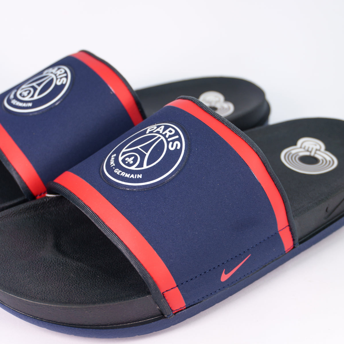 Ремінь Nike Offcourt Slide з емблемою Paris Saint-Germain і червоним свушем крупним планом