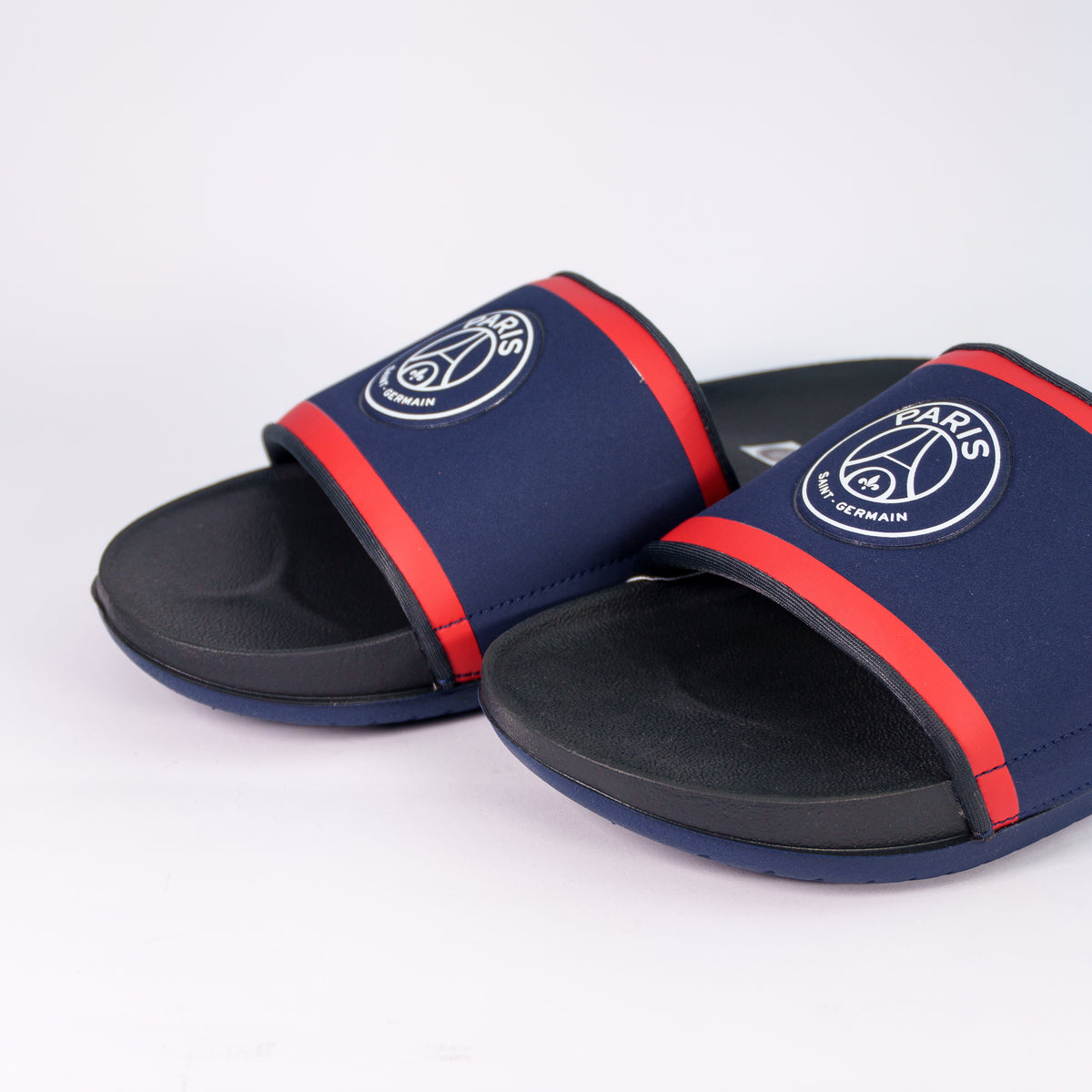 Пара тапочок Nike Paris Saint-Germain Offcourt Slide темно-синіх з червоними смугами — ракурс спереду