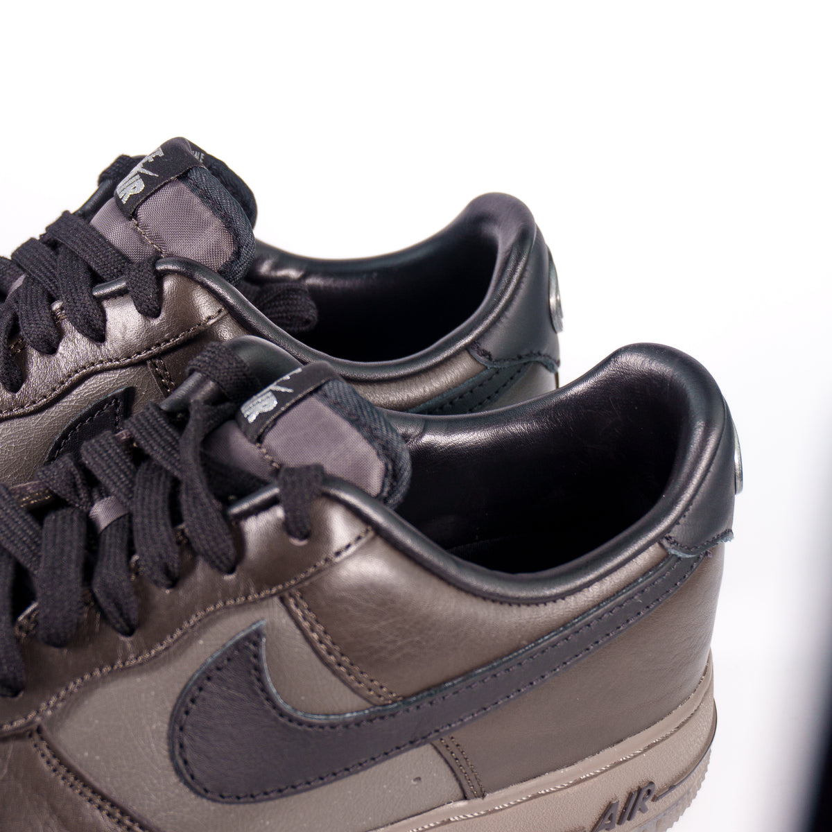 Nike Air Force 1 Low Black Tea and Petra Brown — шкіряна боковина з чорним свушем і м'який комір зблизька