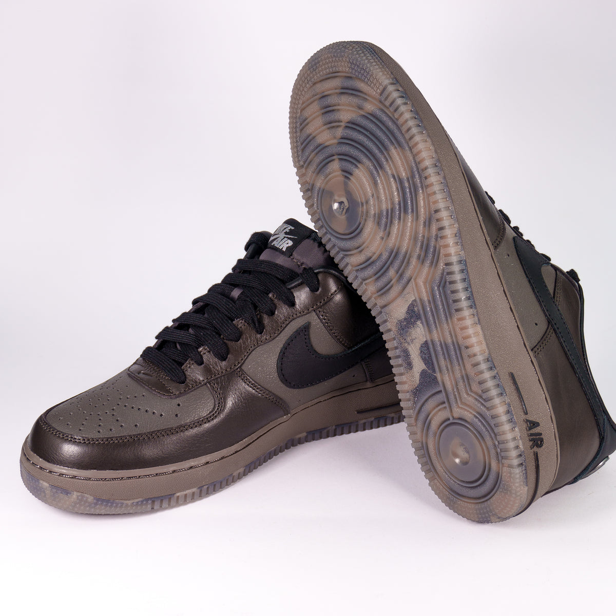 Nike Air Force 1 Low Black Tea and Petra Brown збоку і напівпрозора підошва з концентричним протектором
