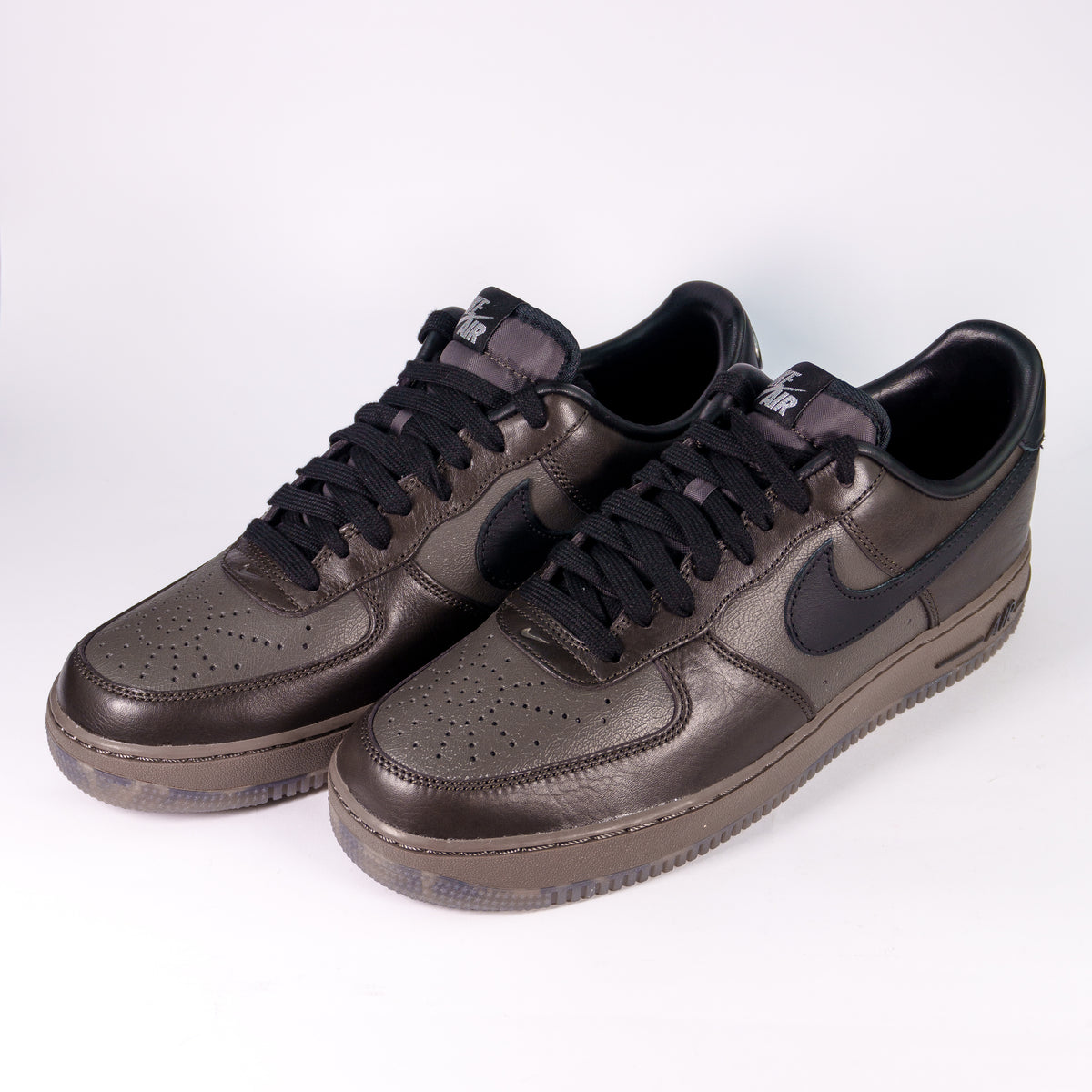 Пара кросівок Nike Air Force 1 Low Black Tea and Petra Brown — ракурс три чверті спереду