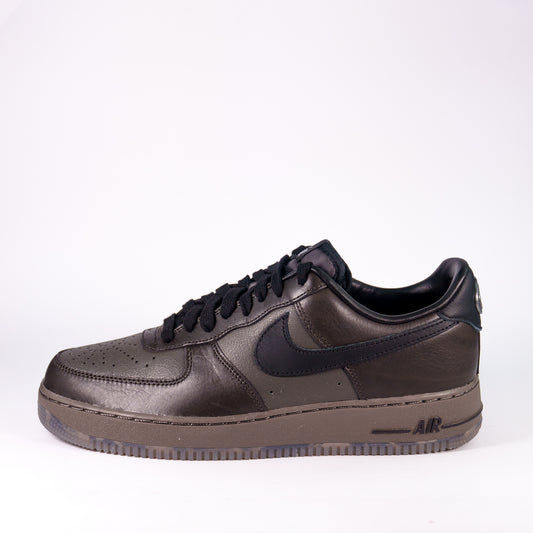 Nike Air Force 1 Low Black Tea and Petra Brown — бічний профіль, чорний свуш і напис AIR на підошві
