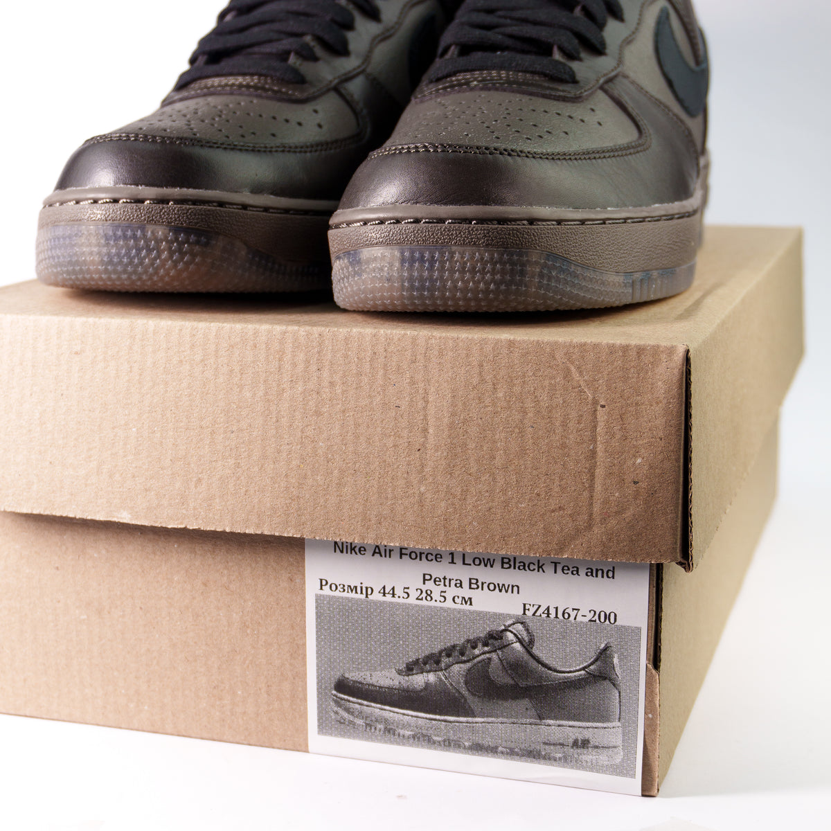 Nike Air Force 1 Low Black Tea and Petra Brown на коробці з етикеткою артикулу FZ4167-200