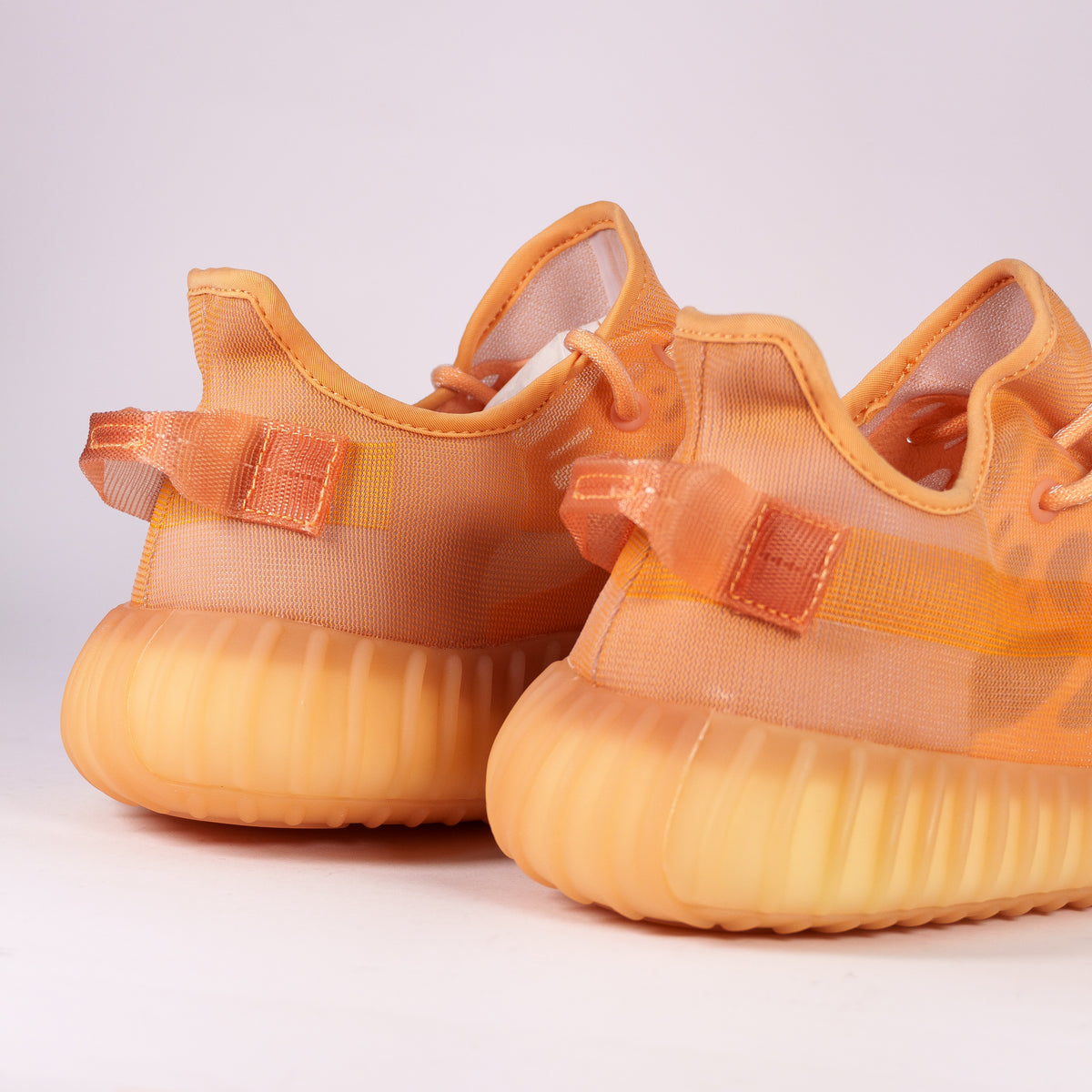 Adidas Yeezy Boost 350 V2 Mono Clay — вид ззаду: п'яткові петлі і напівпрозора підошва Boost