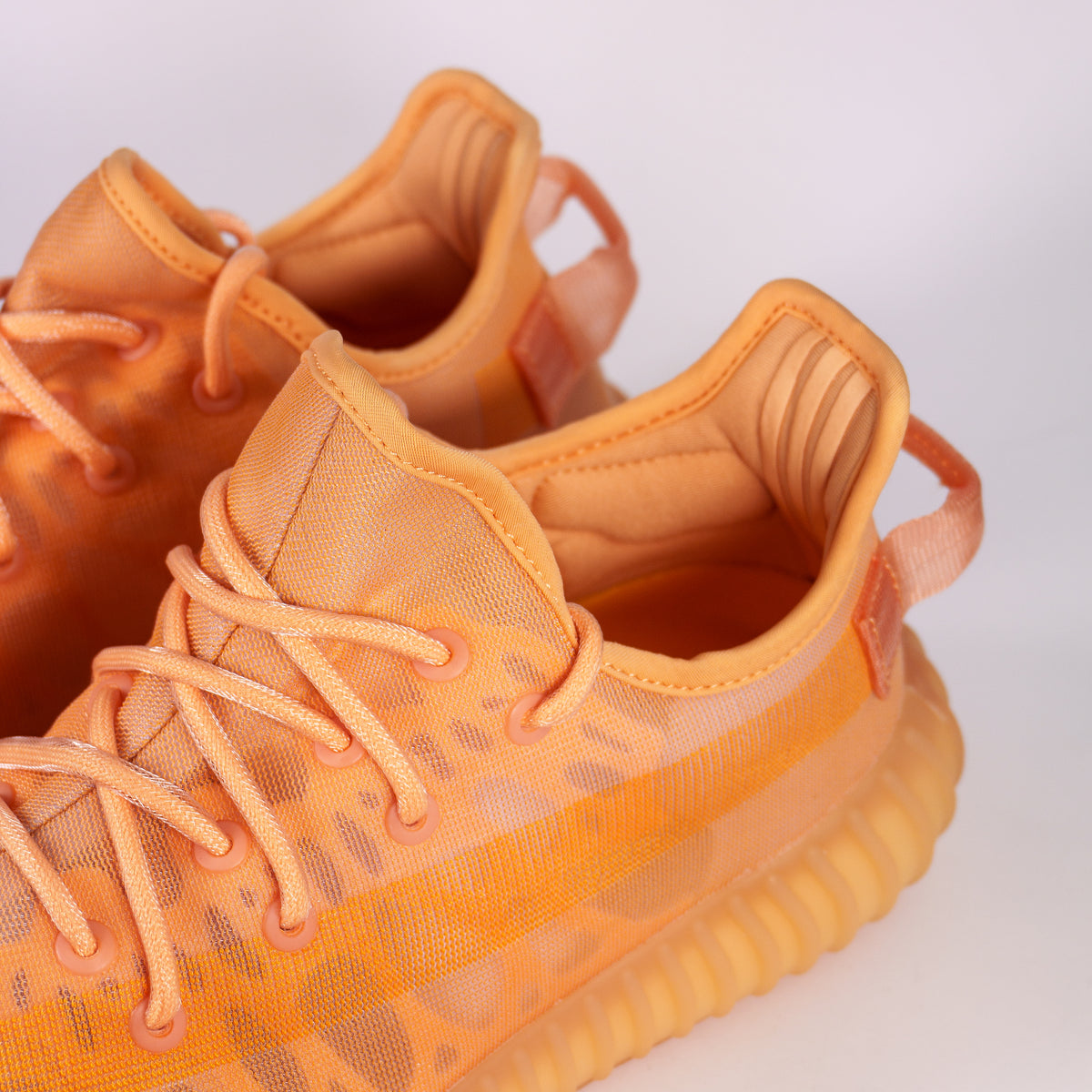 Монофіламентна сітка Yeezy Boost 350 V2 Mono Clay крупним планом: шнурівка і м'який комір