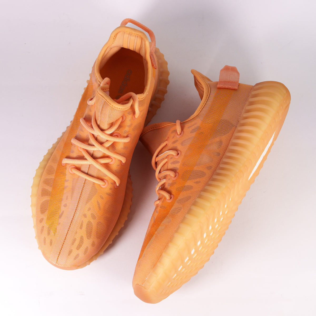 Пара Yeezy Boost 350 V2 Mono Clay згори — помаранчевий напівпрозорий верх і шнурки в тон