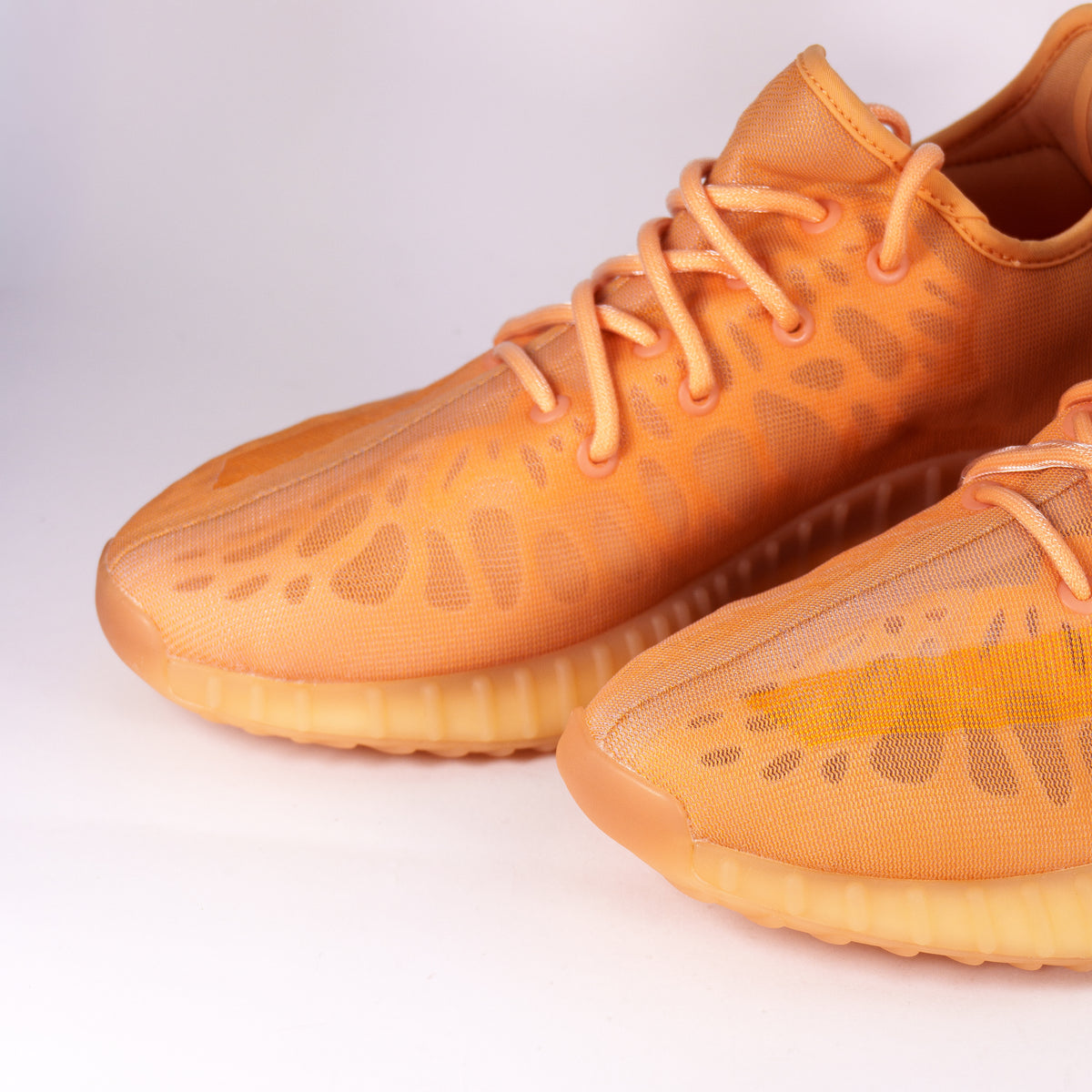 Носки Adidas Yeezy 350 V2 Mono Clay зблизька: візерунок крізь прозору сітку