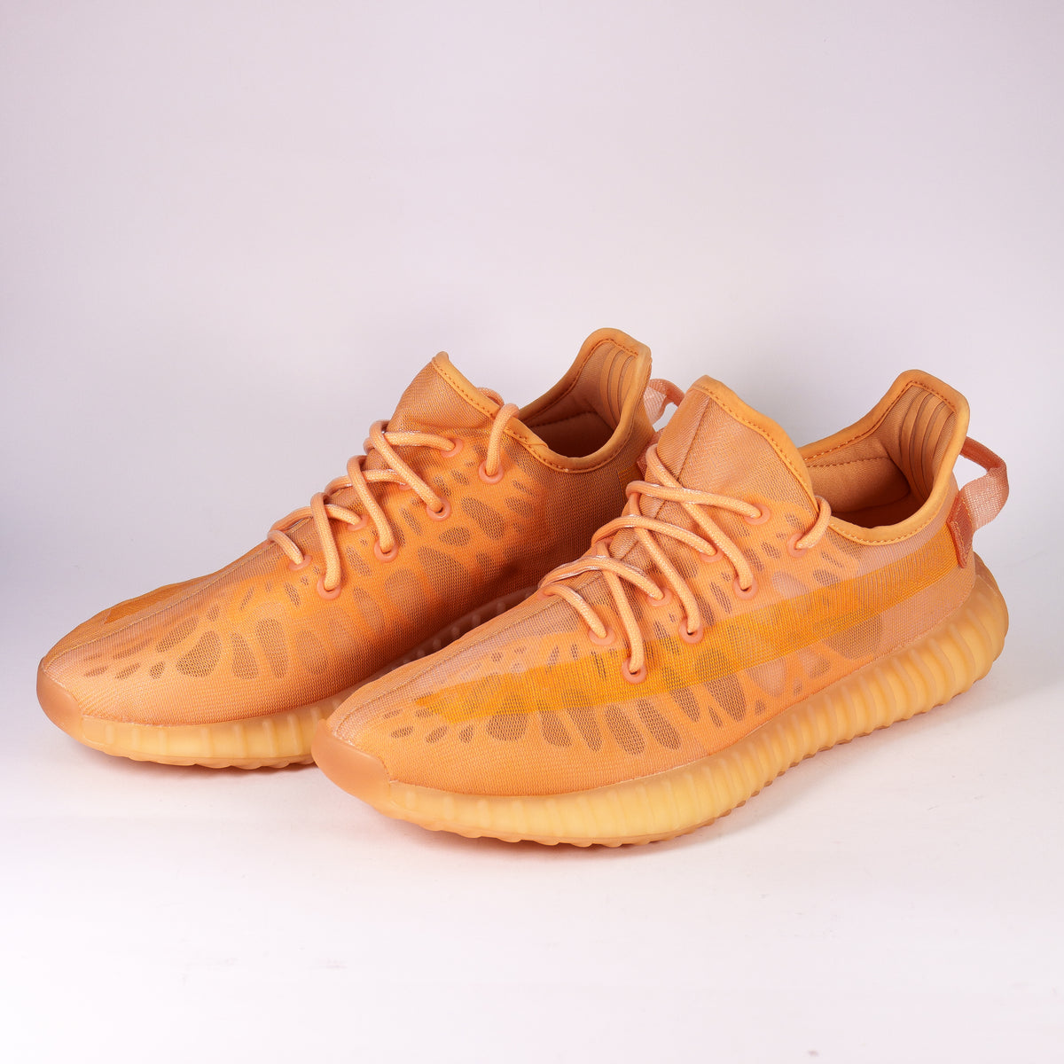 Кросівки Adidas Yeezy Boost 350 V2 Mono Clay в парі — вид три чверті спереду