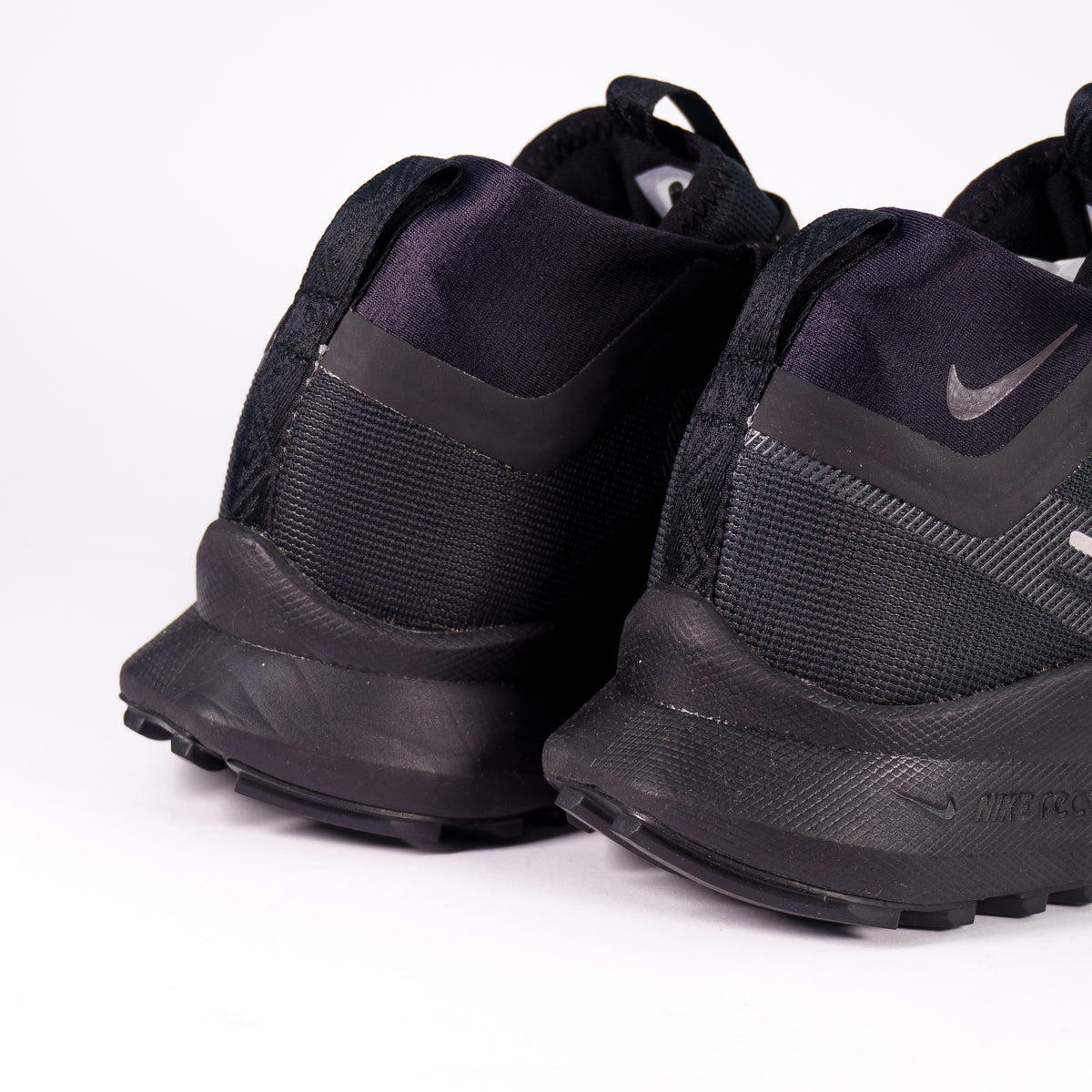 Nike React Pegasus Trail 4 GORE-TEX Full Black — вид ззаду, п'ятковий стабілізатор і світловідбивний свуш