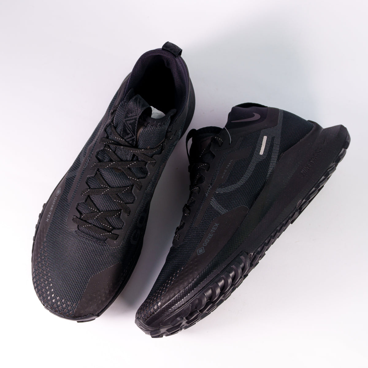 Пара Nike Pegasus Trail 4 GTX чорні згори: мембранний верх, шнурки з рефлективною ниткою