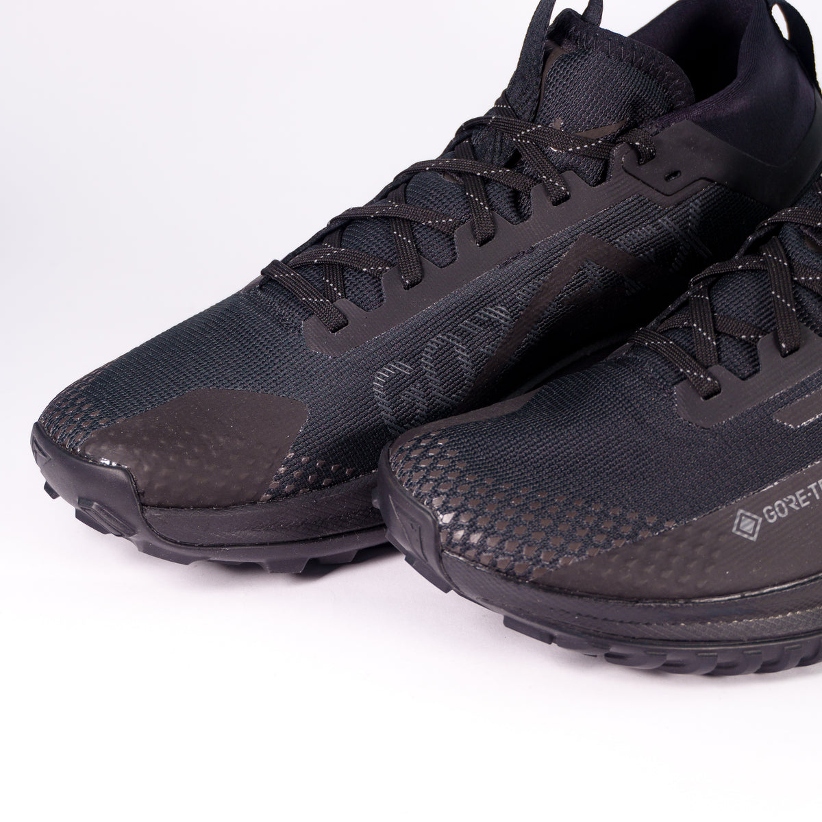 Носок Nike React Pegasus Trail 4 GORE-TEX з захисною накладкою і тисненим написом GORE-TEX