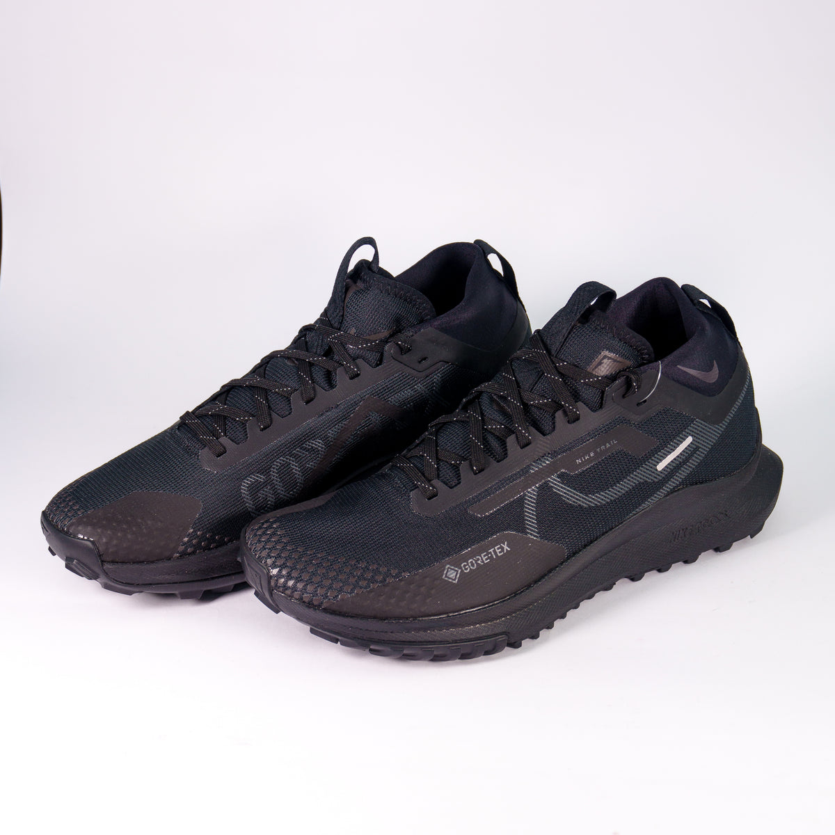 Пара водонепроникних кросівок Nike React Pegasus Trail 4 V2 Gore-Tex Full Black — три чверті спереду