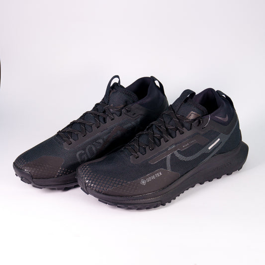 Пара водонепроникних кросівок Nike React Pegasus Trail 4 V2 Gore-Tex Full Black — три чверті спереду
