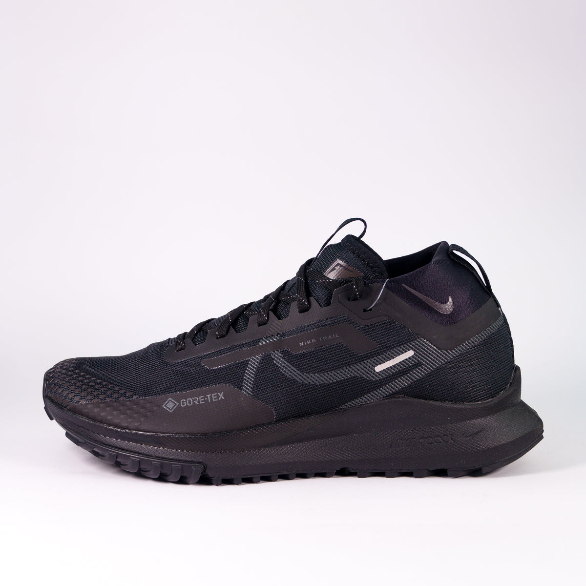 Nike React Pegasus Trail 4 V2 Gore-Tex Full Black — бічний профіль, високий шкарпетковий комір
