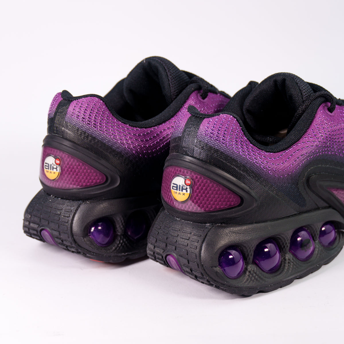 Nike Air Max DN SE Bold Berry Hyper Violet — вид ззаду, чотири фіолетові капсули Dynamic Air і лого Air