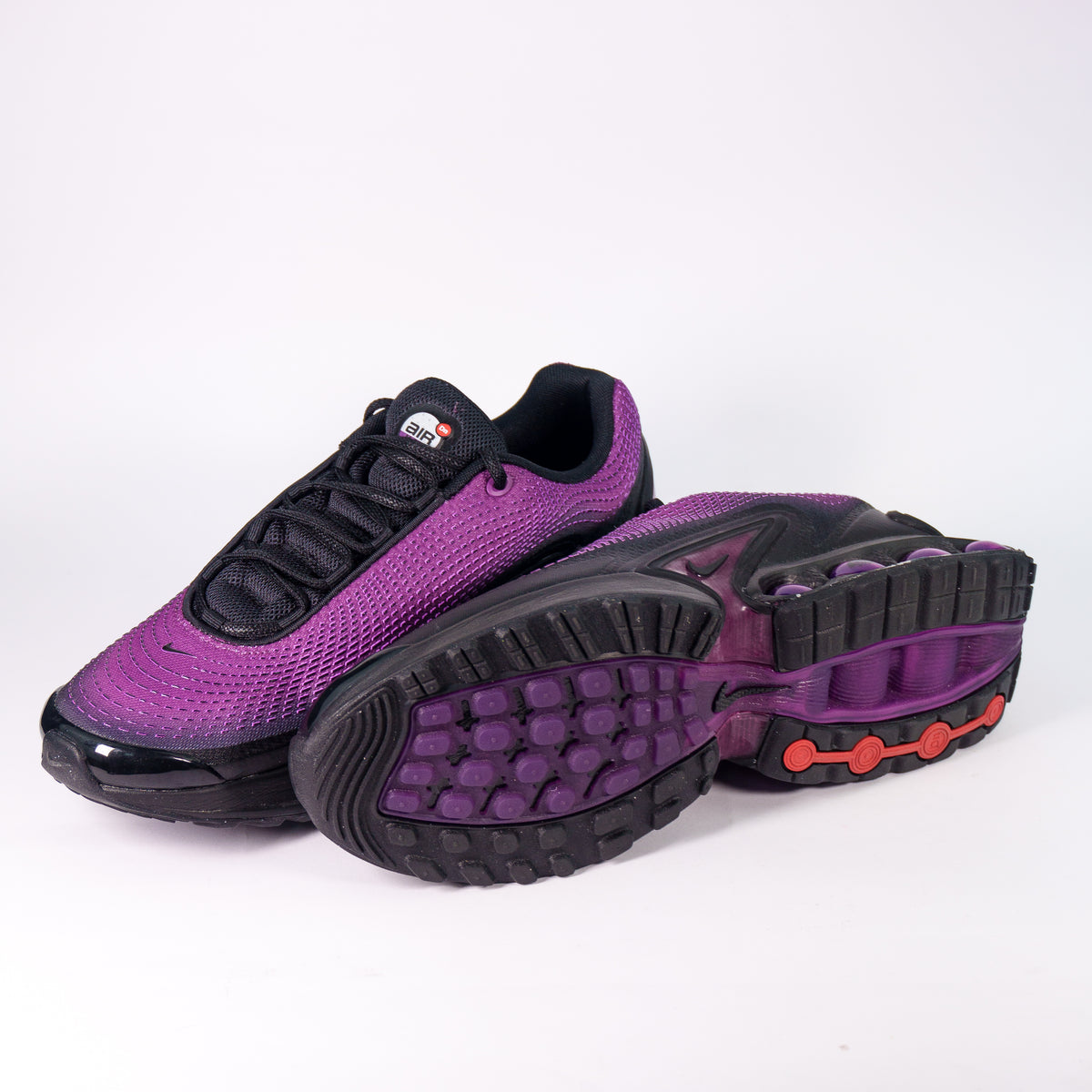 Nike Air Max DN SE фіолетові збоку та підошва з вафельним протектором і червоними капсулами Air