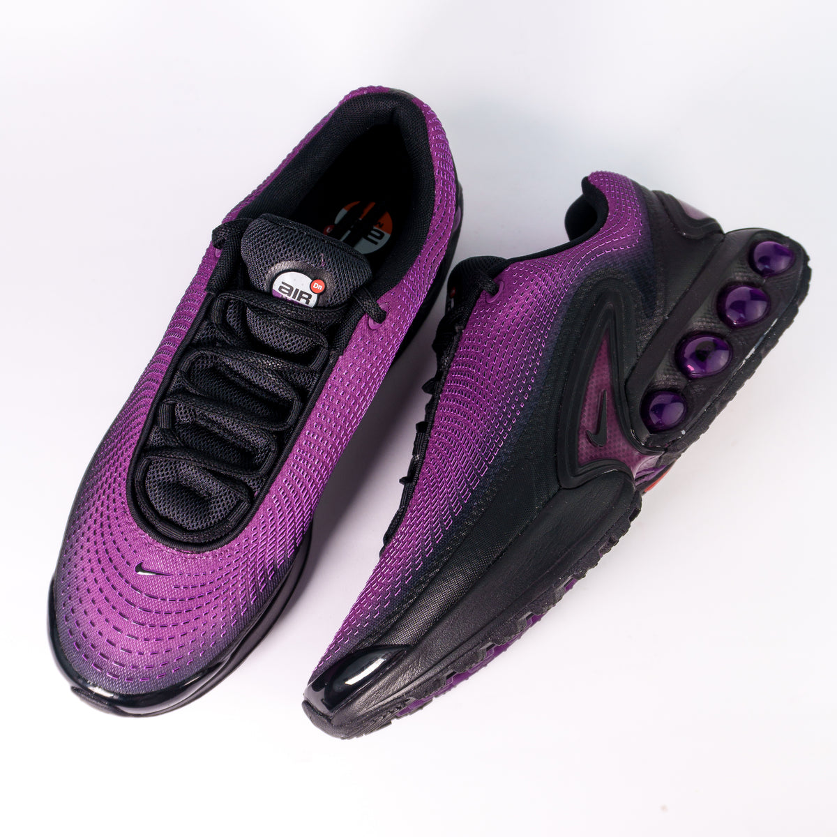 Пара Nike Air Max DN SE Bold Berry згори: градієнтний сітчастий верх від фіолетового до чорного