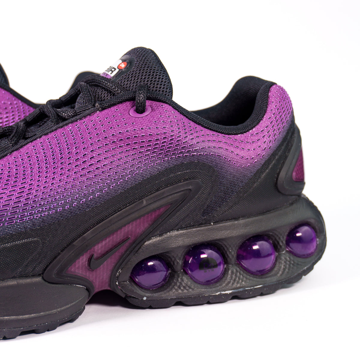 Капсули Dynamic Air в п'ятці Nike Air Max DN SE Hyper Violet крупним планом