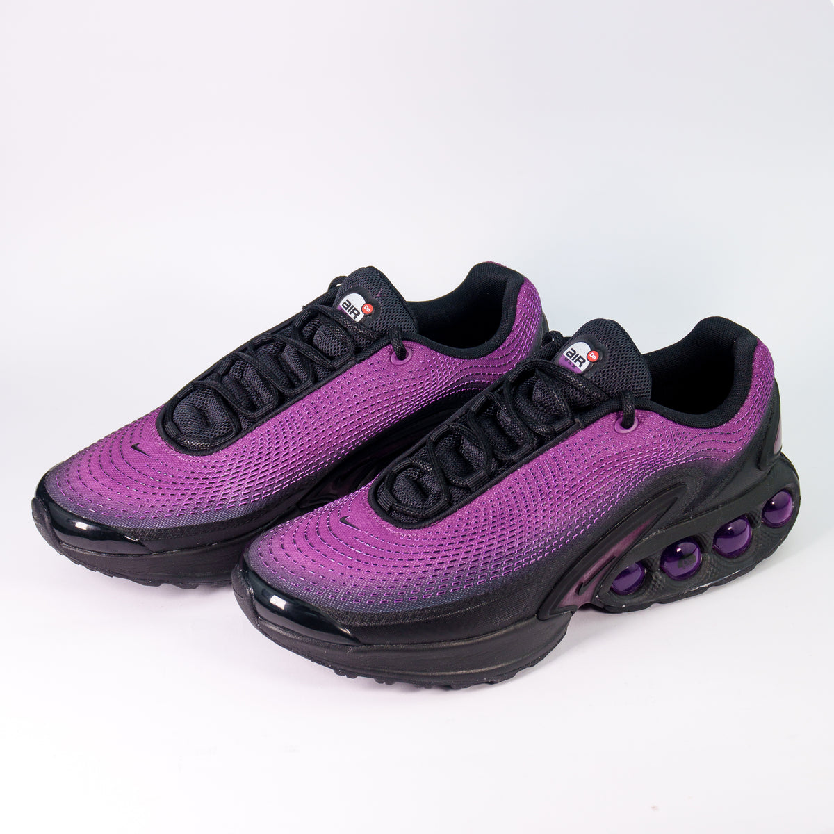 Пара кросівок Nike Air Max DN SE Bold Berry Hyper Violet — ракурс три чверті спереду