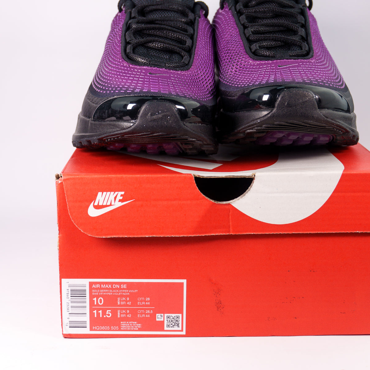 Nike Air Max DN SE на оригінальній помаранчевій коробці Nike з етикеткою HQ3605-505