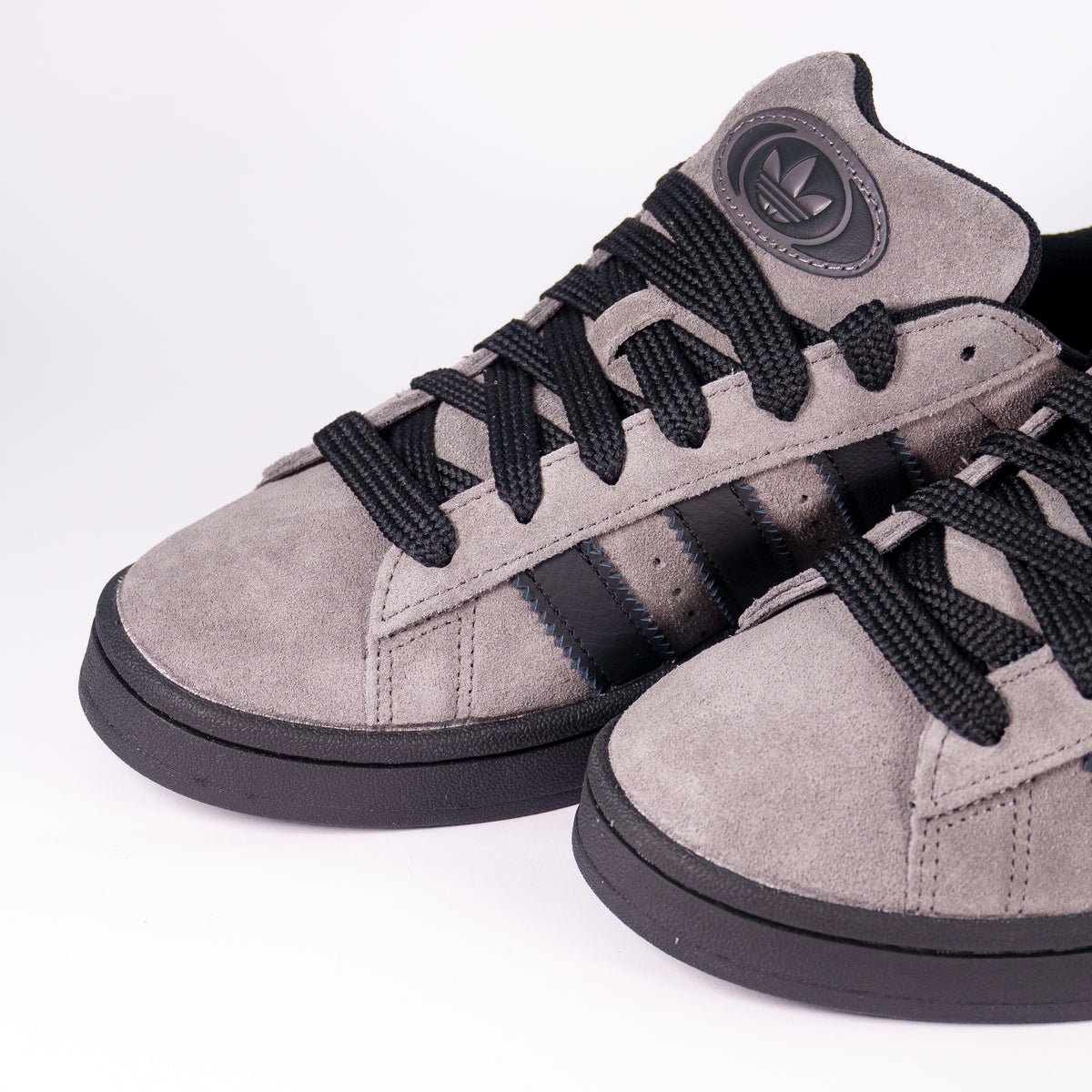 Носки Adidas Campus 00s Charcoal Core Black зблизька: сіра замша і товсті чорні шнурки
