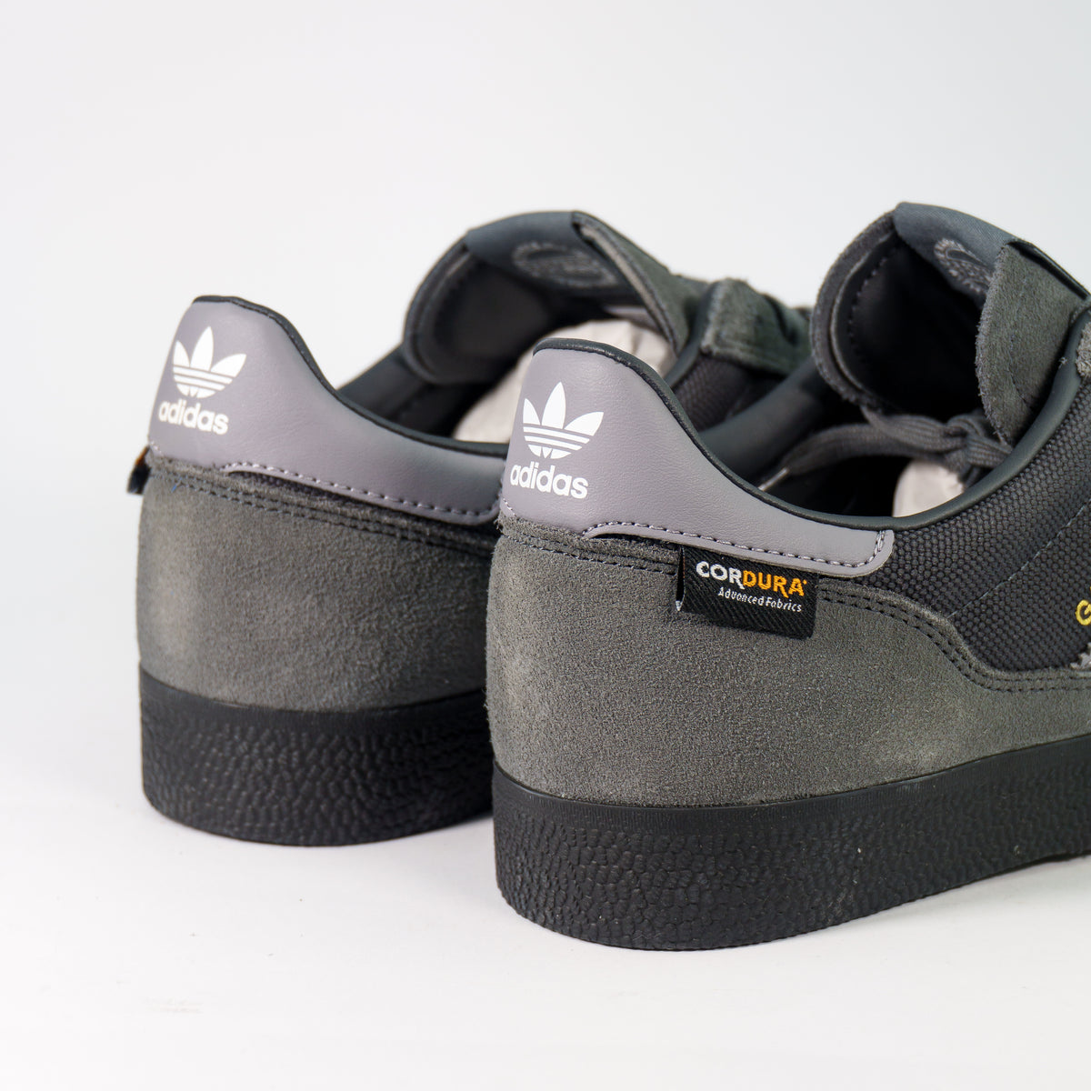Adidas Gazelle Team Cordura Grey — вид ззаду, п'ятка з логотипом Adidas Trefoil і нашивка CORDURA