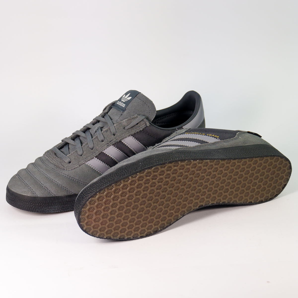 Adidas Gazelle Team Cordura Grey збоку та гумова підошва з класичним шестикутним протектором