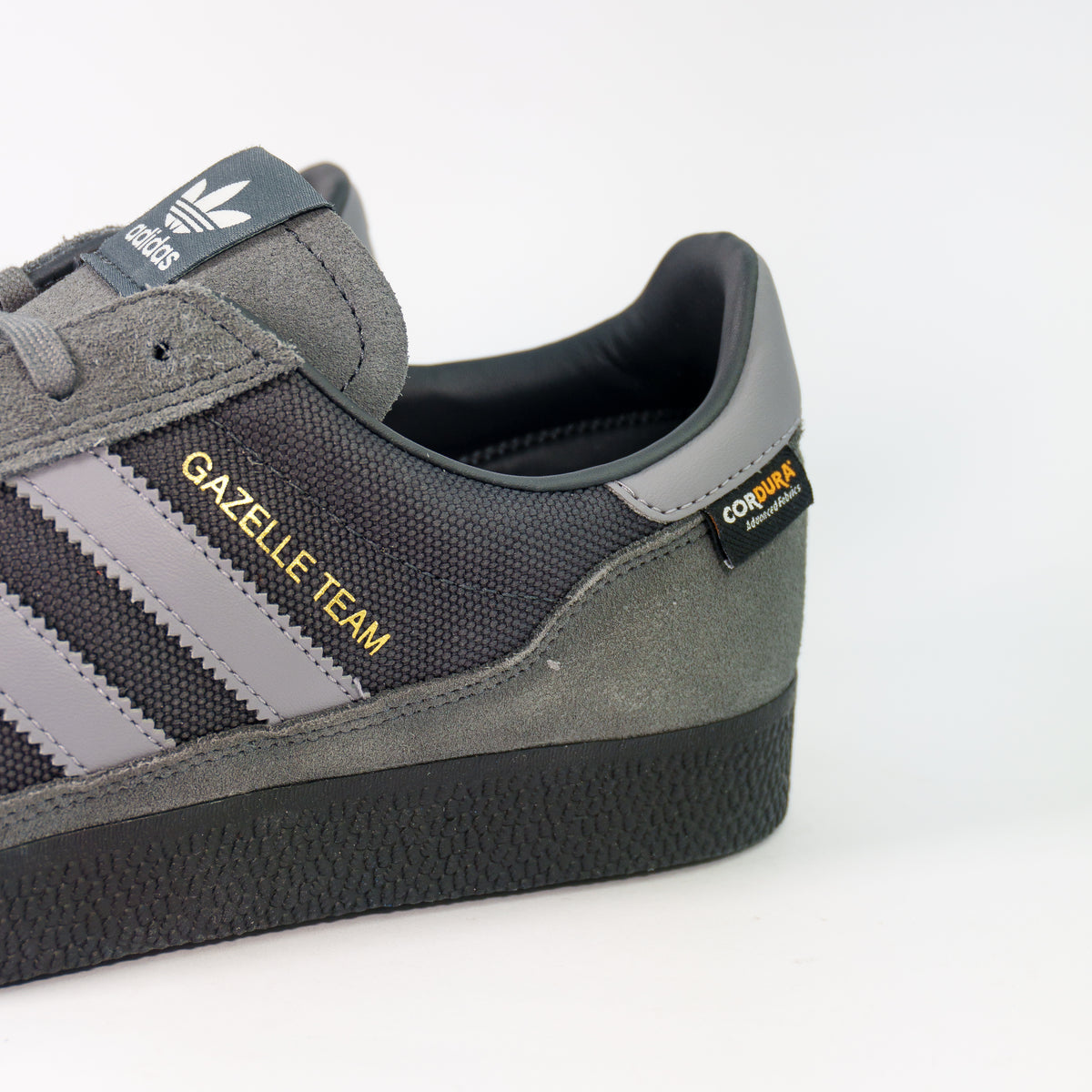 Боковина Adidas Gazelle Team зблизька: сітка Cordura, три смужки і золотий напис GAZELLE TEAM
