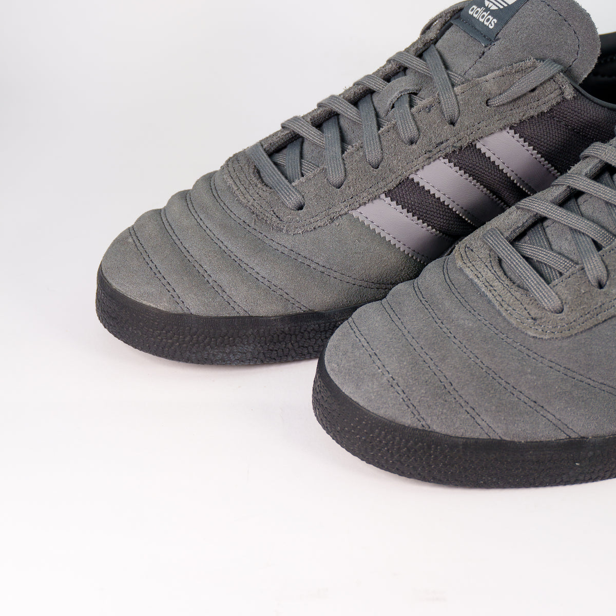 Носки Adidas Gazelle Team Cordura з сірої замші з рельєфною строчкою крупним планом